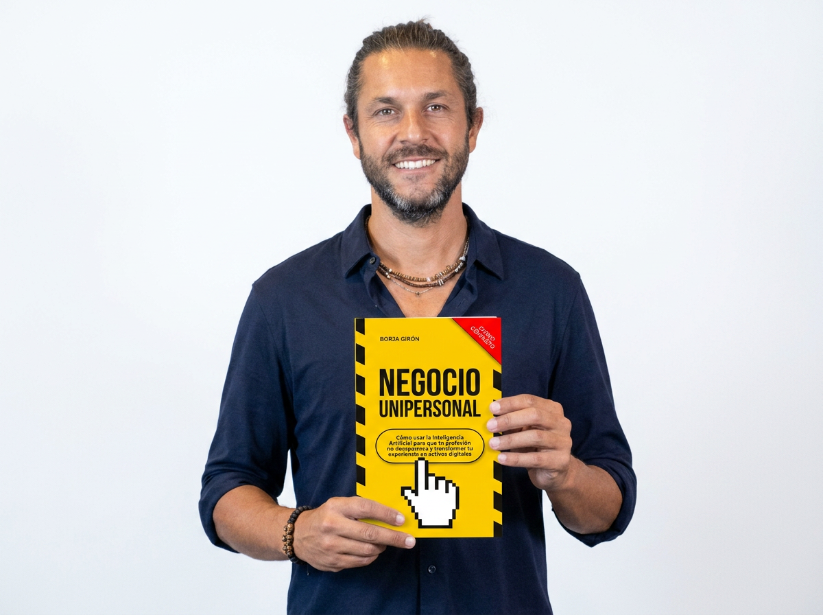 Borja Girón sosteniendo el libro Negocio Unipersonal